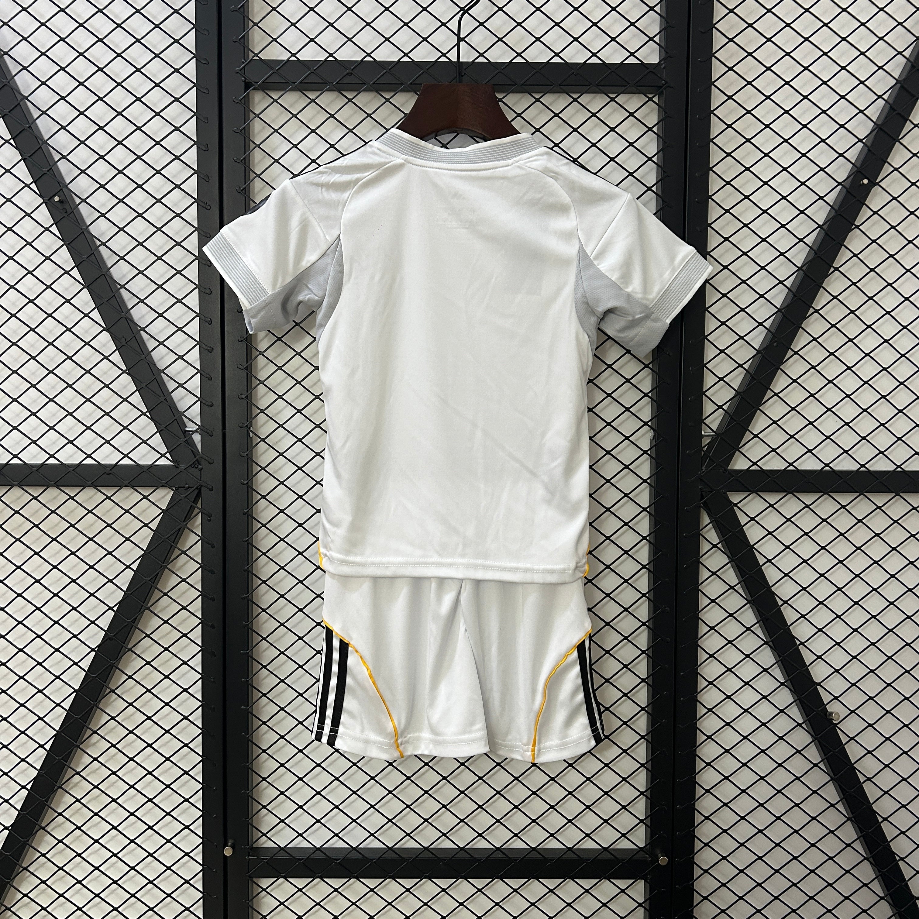 Camiseta y Pantalones para niños Real Madrid Home 25/26
