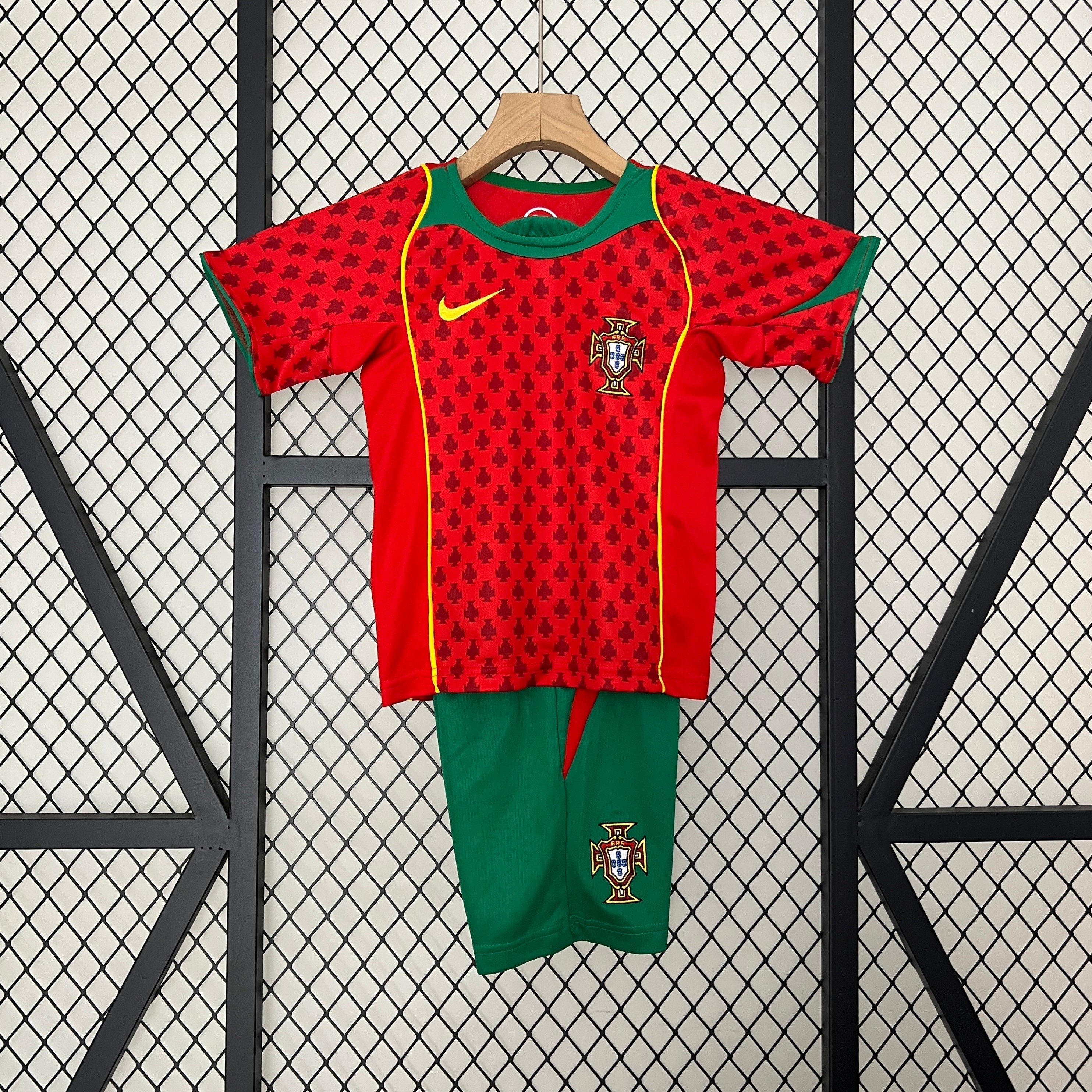 Camiseta y Pantalones para niños Portugal 24/25